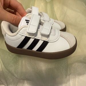 Adidas Kids White and Black Velcro Sneakers 6k (EU22) NEW